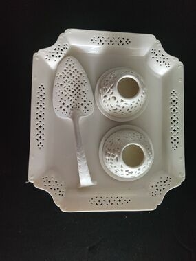 Simply Great Pieces 🤗 Ivory Color Lace Style Trim....Serving Tools